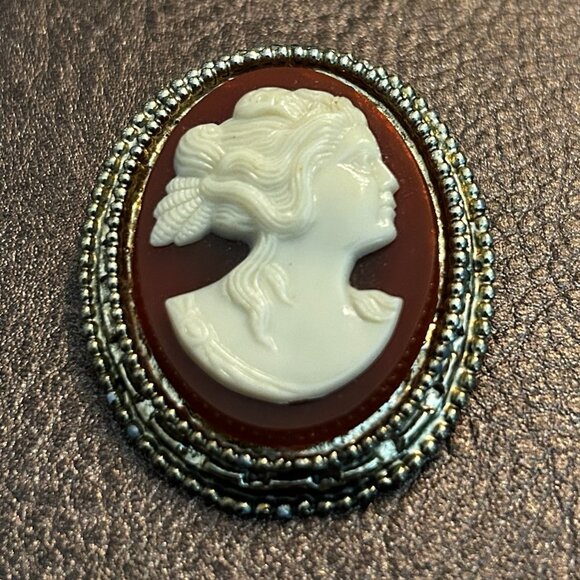Jewelry - Vintage Gold Tone Estate Jewelry Carved Cameo Brooch Pin